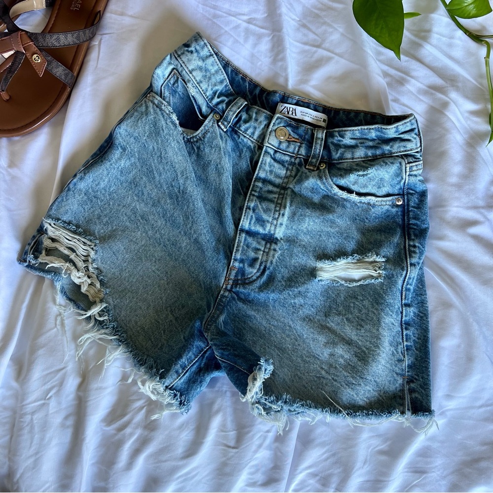 ZARA Ripped Mom Fit Jean Shorts in Mid-blue size 26 (CA 2)